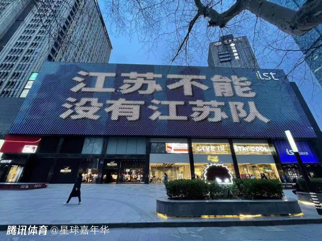 报道称，邓弗里斯在对阵那不勒斯的比赛中左大腿屈肌受伤，目前他正在康复，并且已经回到训练场进行个人训练。